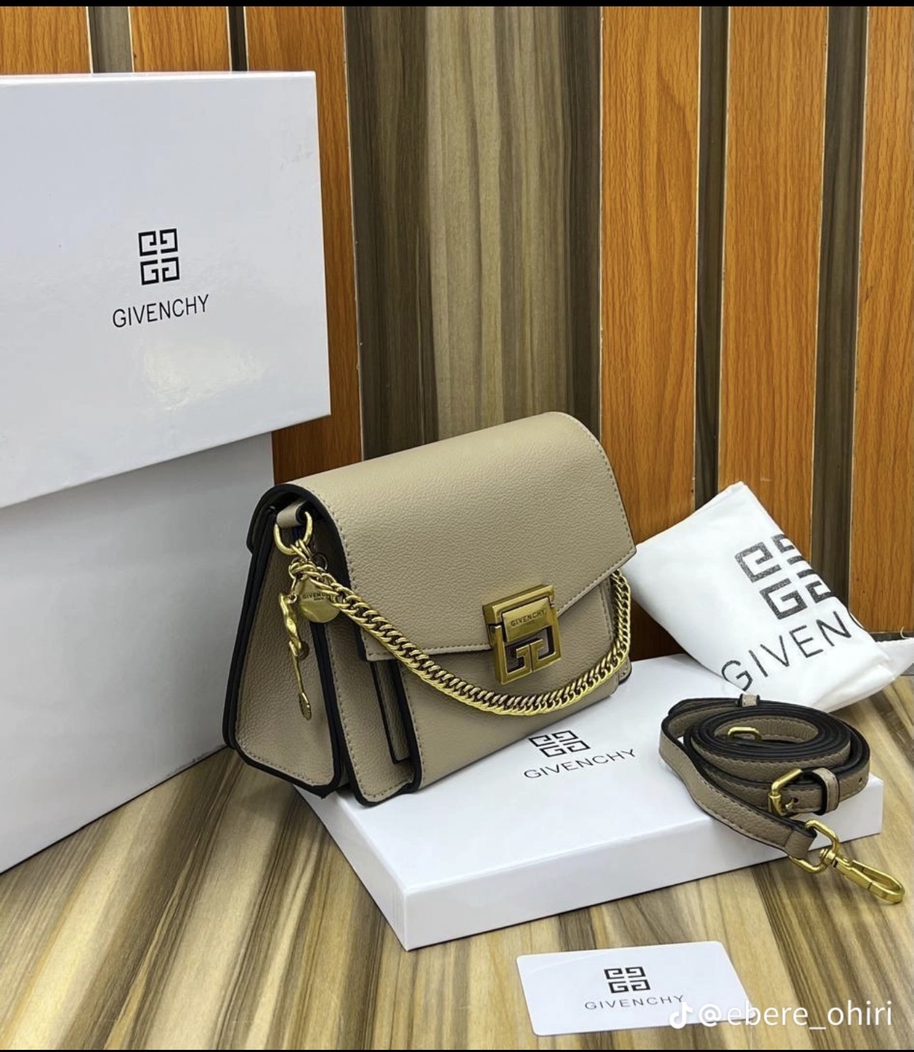 Elegant chain crossbody